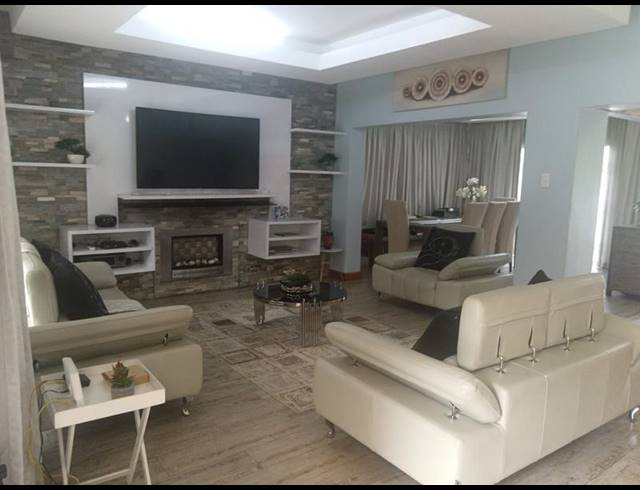 5 BEDROOM HOUSE FOR SALE IN YELLOWWOOD PARK